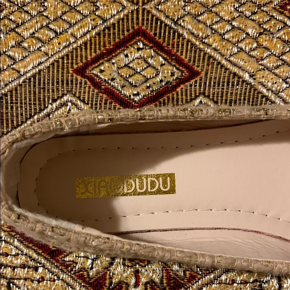 SHEIN Black and Cream Flats with Timeless Elegance - Picture 2 of 8